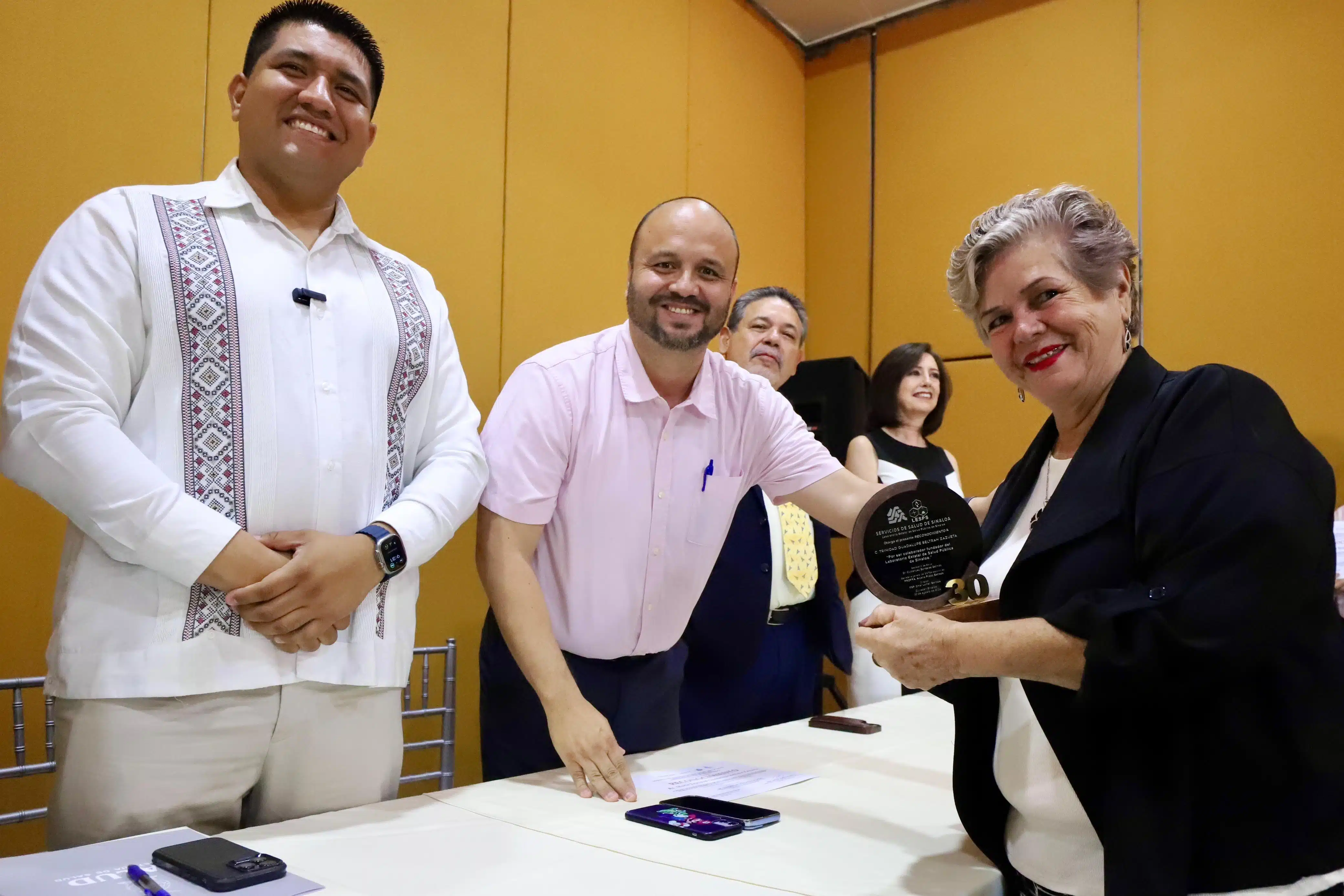 Entrega de reconocimientos en el 30 aniversario del Laboratorio Estatal de Salud Pública