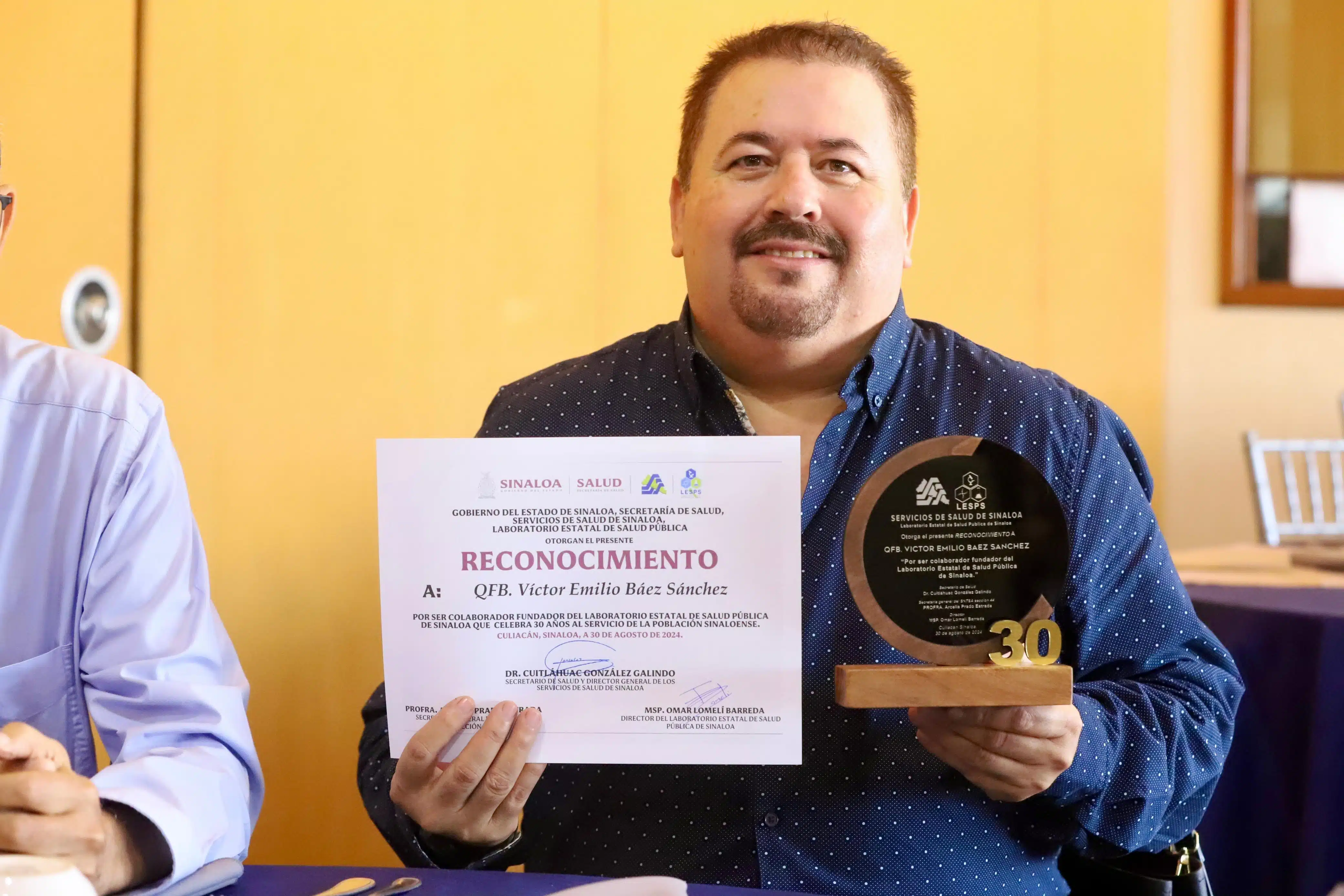 Entrega de reconocimientos en el 30 aniversario del Laboratorio Estatal de Salud Pública