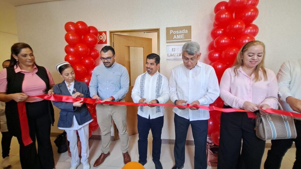 Autoridades de Salud cortando la cinta inaugural