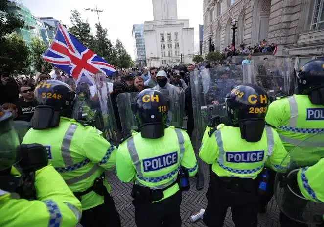 Lanzan alertas de viaje tras violentas protestas en Reino Unido