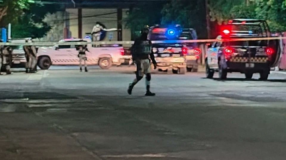 Lanzan artefacto explosivo al interior de un restaurante en Celaya