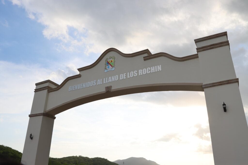 Inauguración del arco de bienvenida en Llano de los Rochín