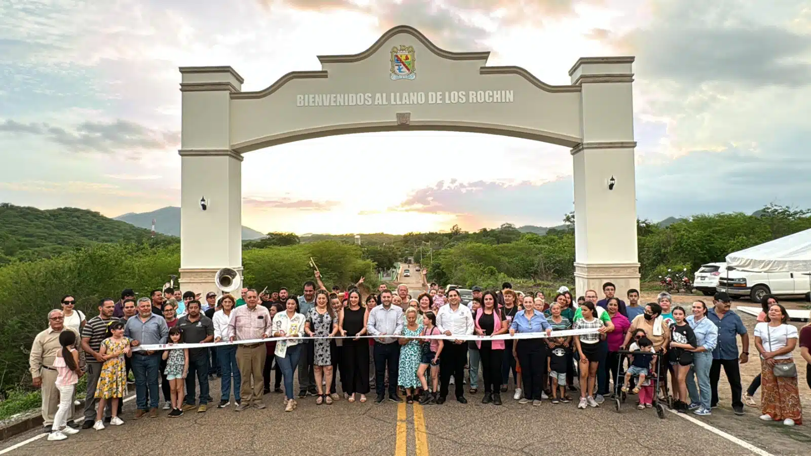 Inauguración del arco de bienvenida en Llano de los Rochín