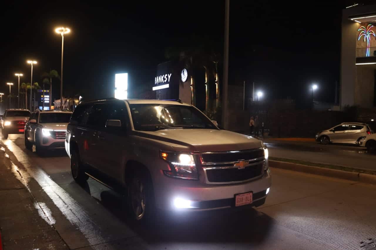El presidente López Obrador y la presidenta electa Claudia Sheinbaum llegan a Mazatlán en la noche del sábado