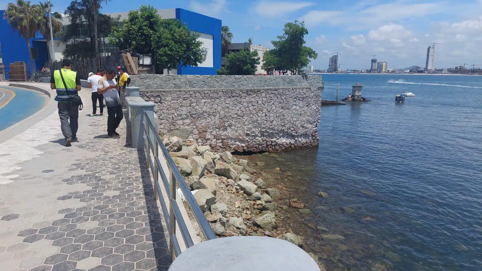 Localizan a un hombre sin vida entre las rocas de Paseo Claussen en Mazatlán