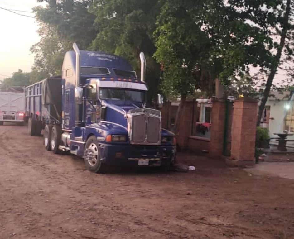 Localizan asesinado a un hombre al costado de un trailer en la Noria