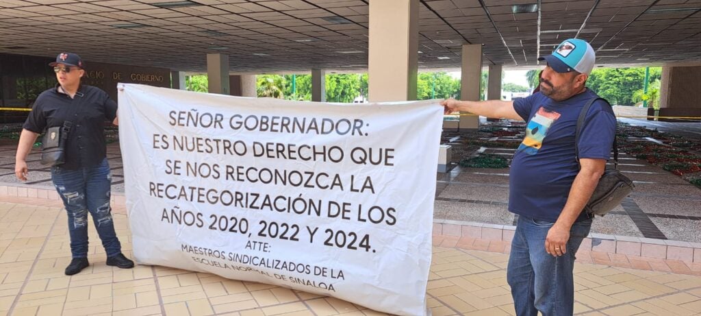 Pancarta utilizada en la manifestación de los maestros sindicalizados de la Escuela Normal de Sinaloa