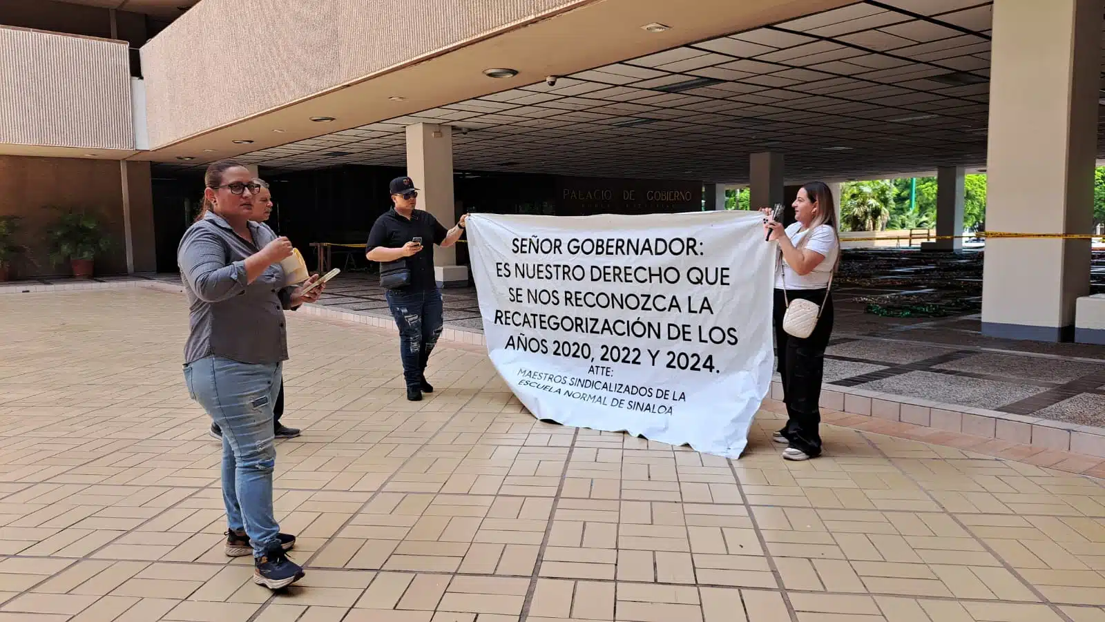 Maestros sindicalizados de la Escuela Normal de Sinaloa manifestándose en el Palacio de Gobierno