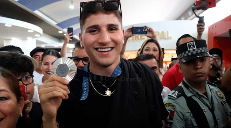 Marco Verde es recibido en el Aeropuerto Internacional de Mazatlán