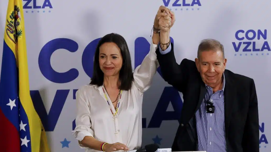 María Machado y Edmundo González alzan sus manos durante las elecciones de Venezuela