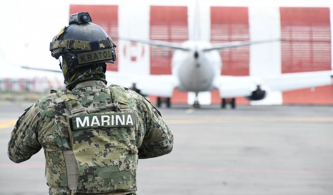 Marino en el aeropuerto de la Ciudad de México