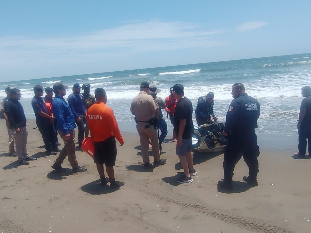 Marinos rescatan a Jorge del mar en Las Glorias, Guasave