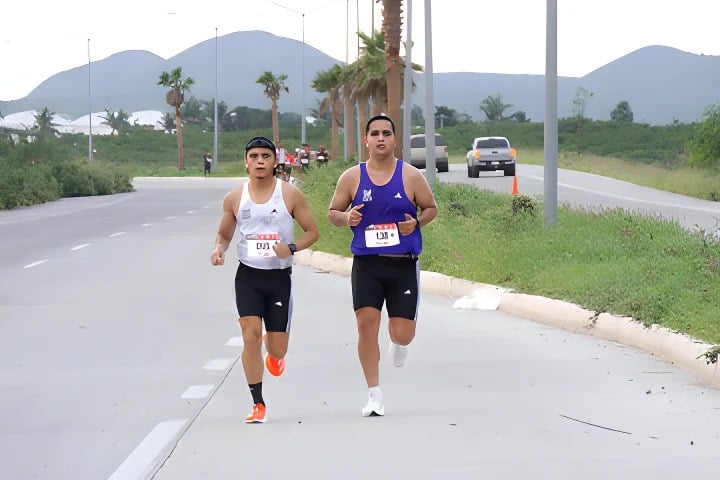 Participantes corriendo en el Medio Maratón Topo RR Mobil