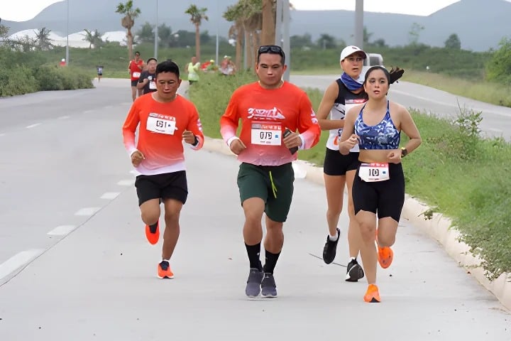 Participantes corriendo en el Medio Maratón Topo RR Mobil