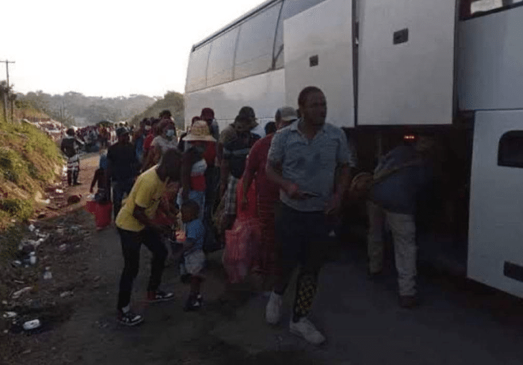Rescatan a 63 migrantes que viajaban a bordo de un autobús en Oaxaca