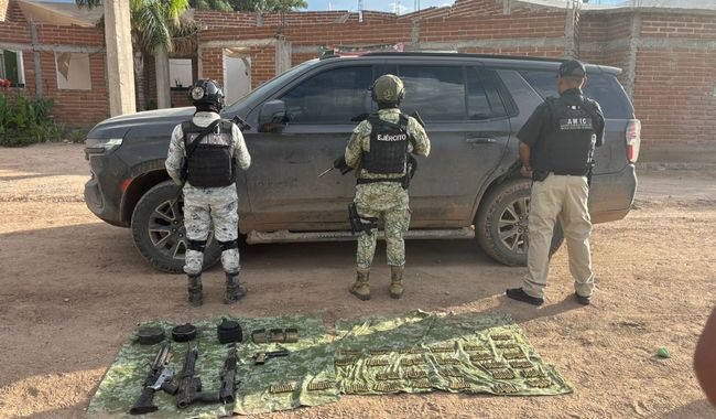 Militares con armas decomisadas