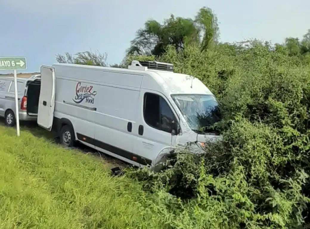 Mochitense invade carril y provoca aparatoso choque en Guasave