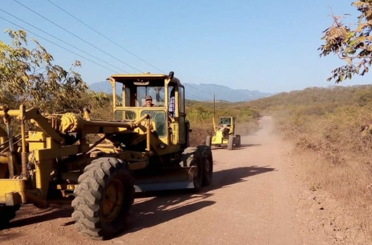 Trabajos de servicios públicos en los caminos rurales de Mocorito