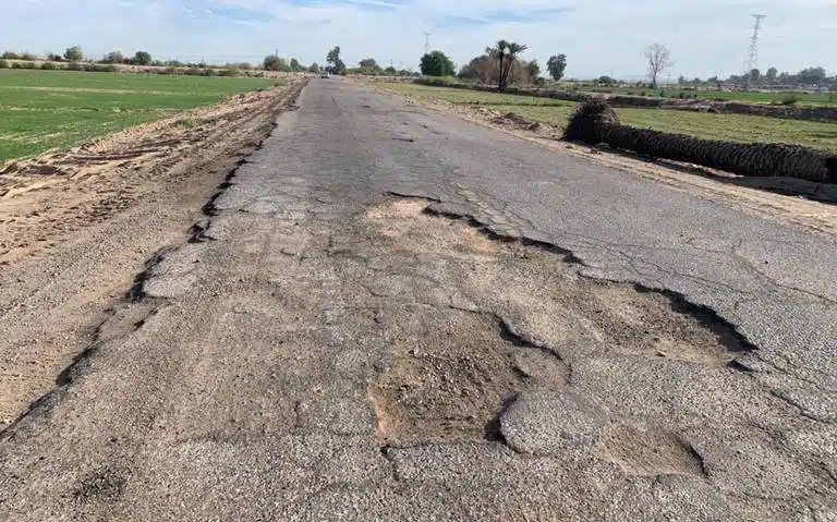 Muere mujer al caer la camioneta en que viajaba a un bache en carretera de Tamaulipas