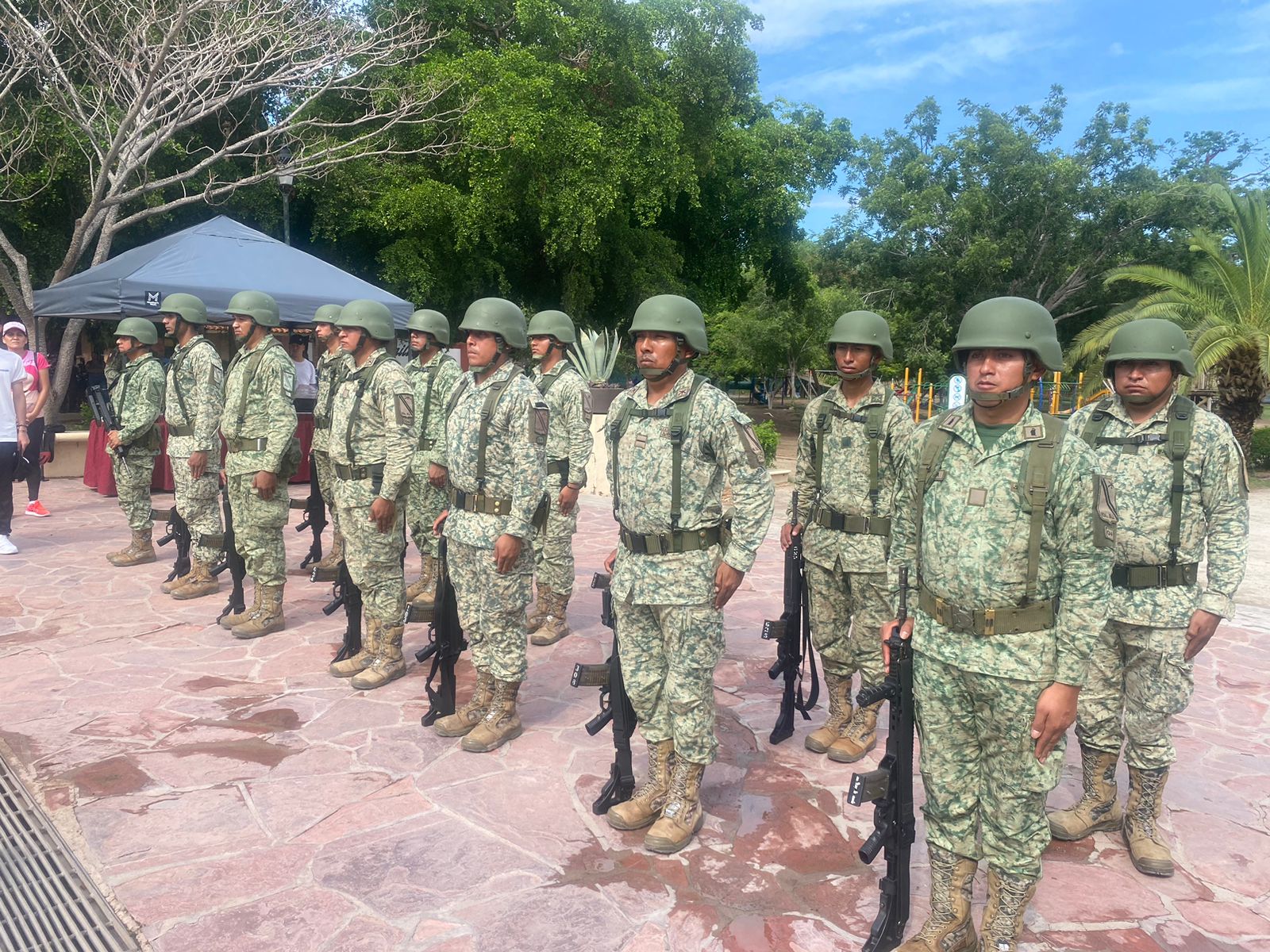 Militares en la muestra fotográfica “La gran fuerza de México, siempre por ti, siempre por México” en Los Mochis