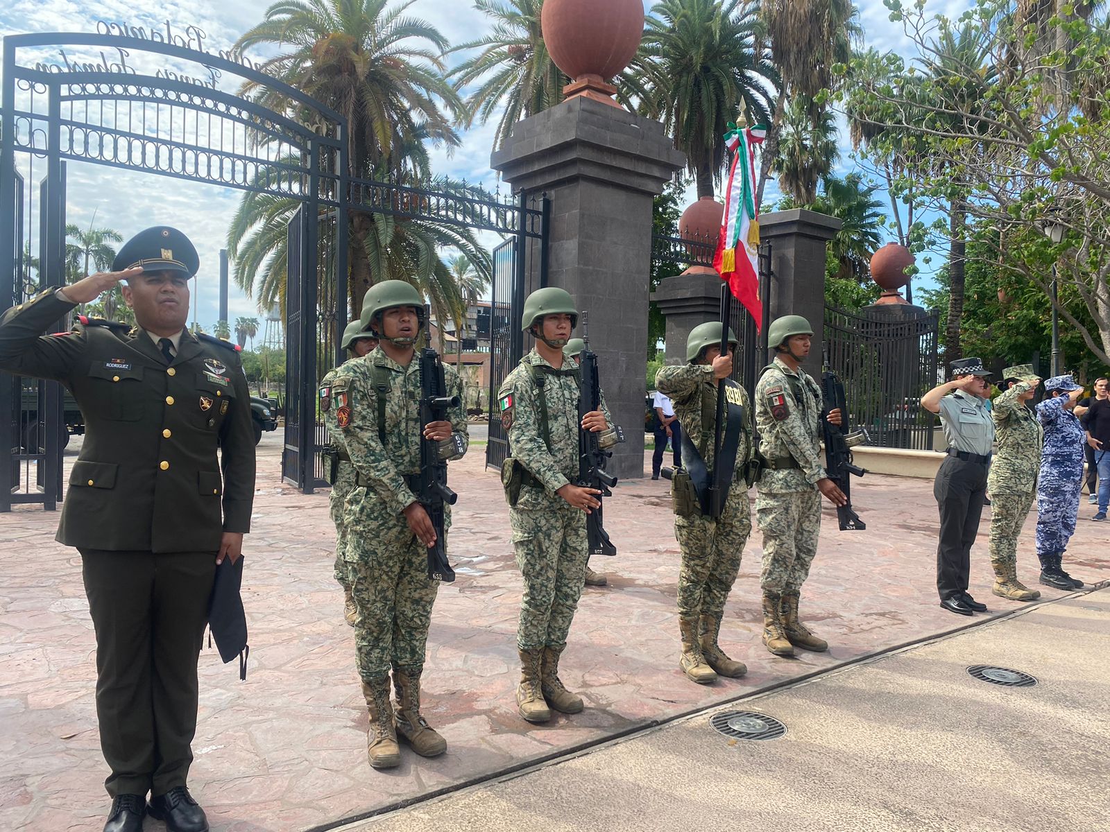 Militares en la muestra fotográfica “La gran fuerza de México, siempre por ti, siempre por México” en Los Mochis