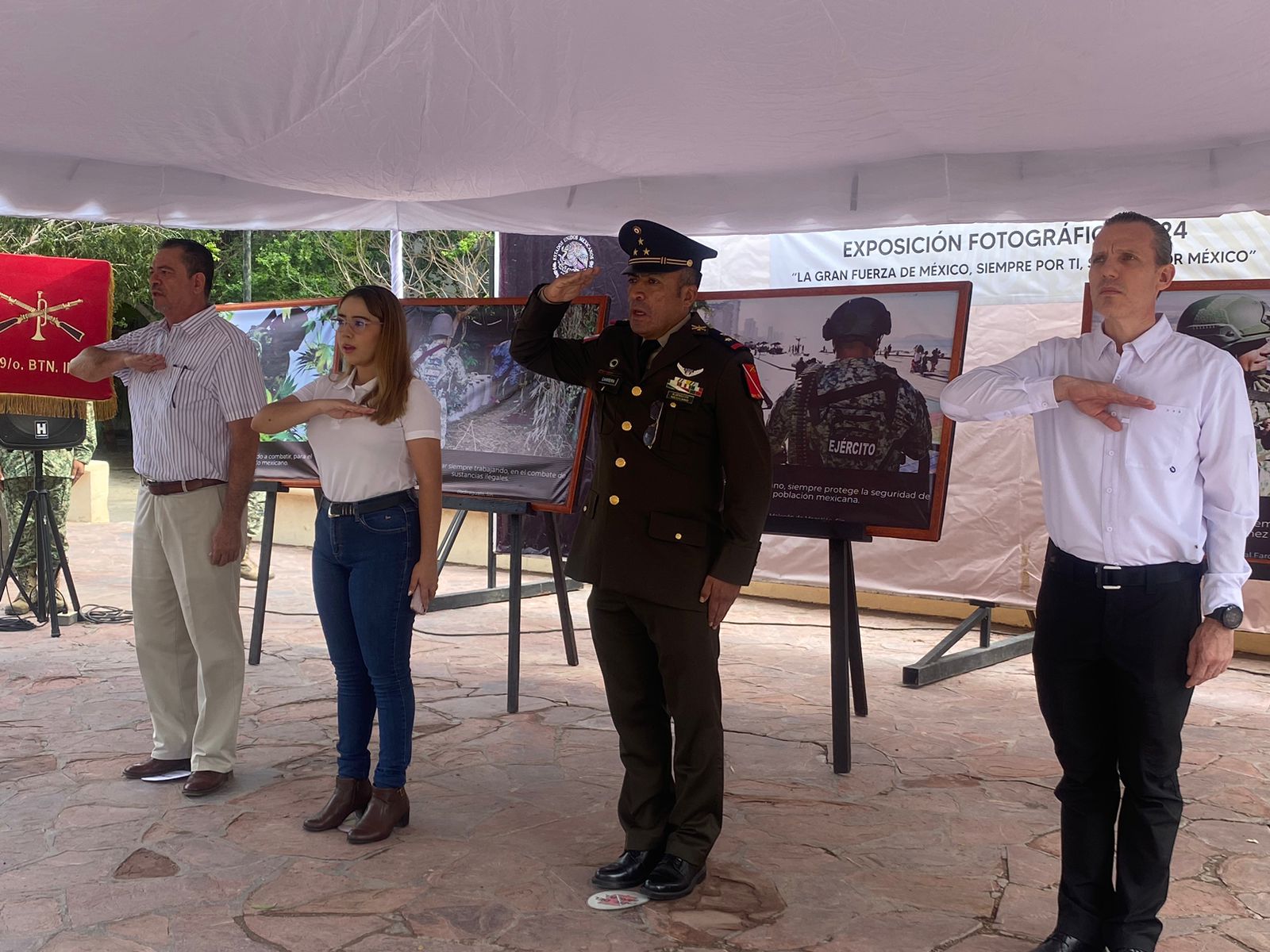 Militares en la muestra fotográfica “La gran fuerza de México, siempre por ti, siempre por México” en Los Mochis