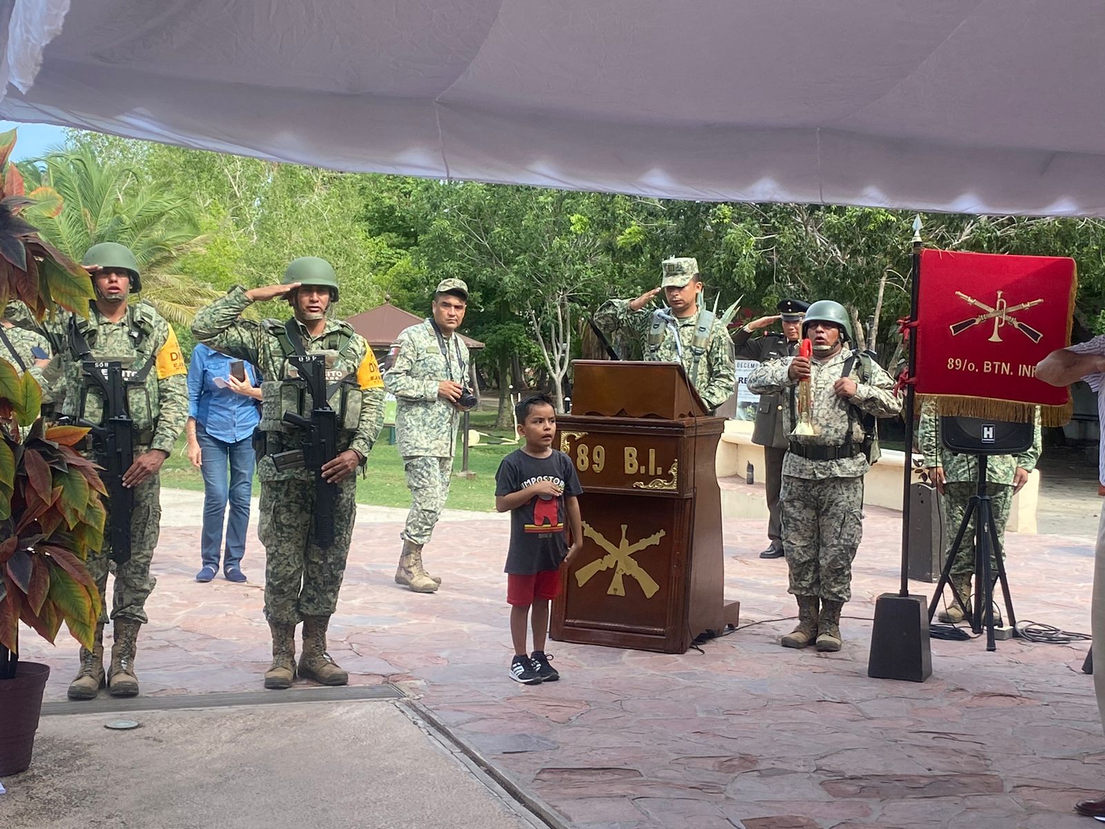 Militares en la muestra fotográfica “La gran fuerza de México, siempre por ti, siempre por México” en Los Mochis