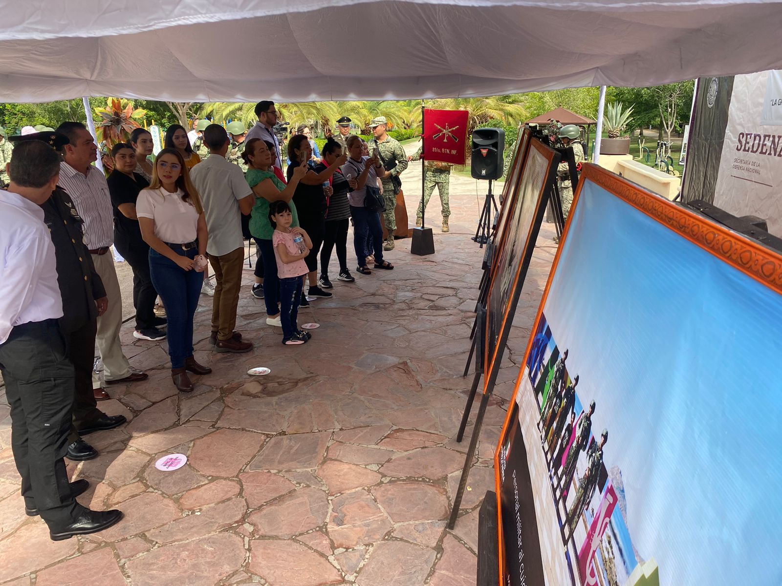 Militares en la muestra fotográfica “La gran fuerza de México, siempre por ti, siempre por México” en Los Mochis