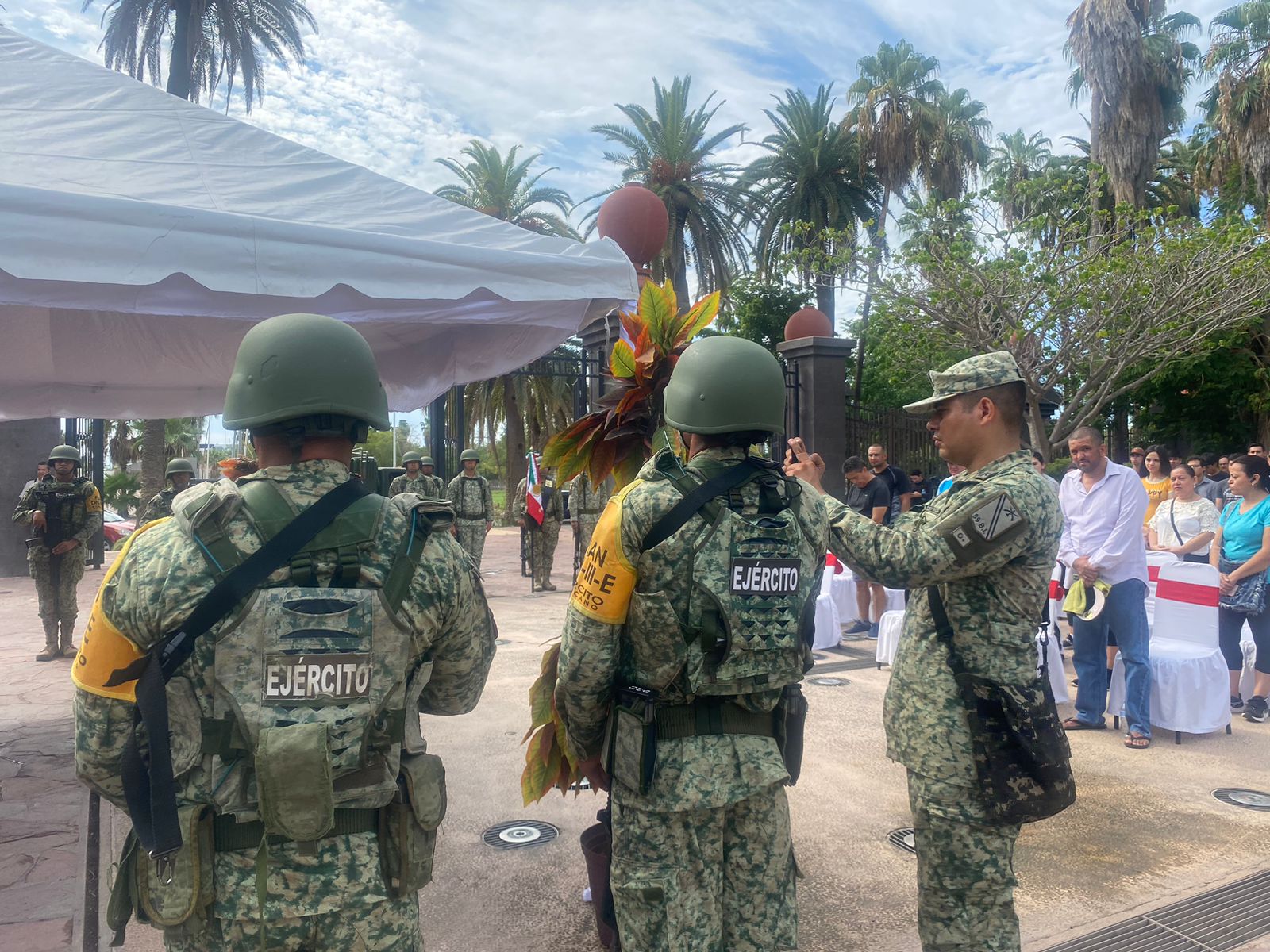 Militares en la muestra fotográfica “La gran fuerza de México, siempre por ti, siempre por México” en Los Mochis
