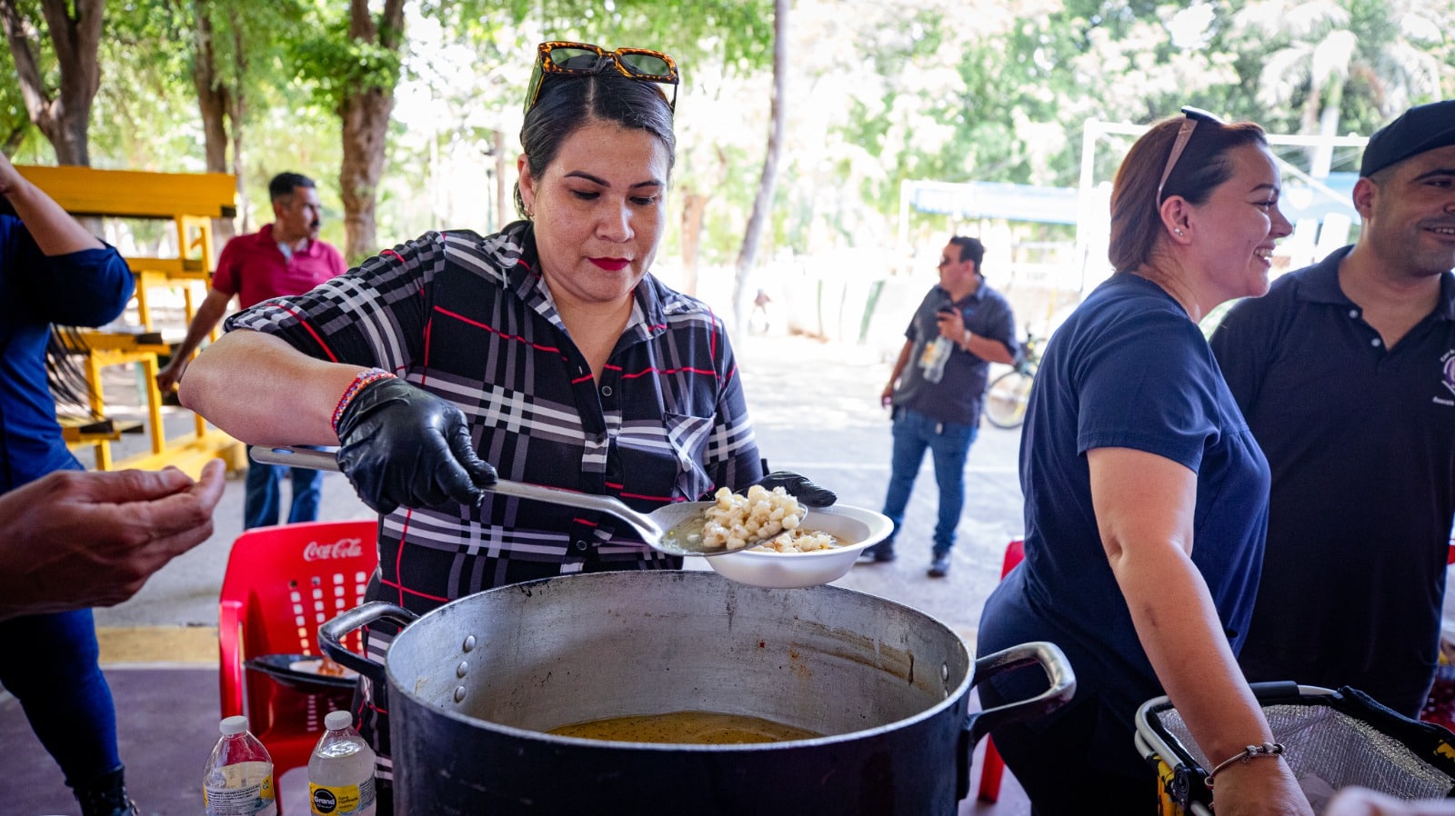 Muestra gastronómica en el parque Hernando de Villafañe, en Guasave