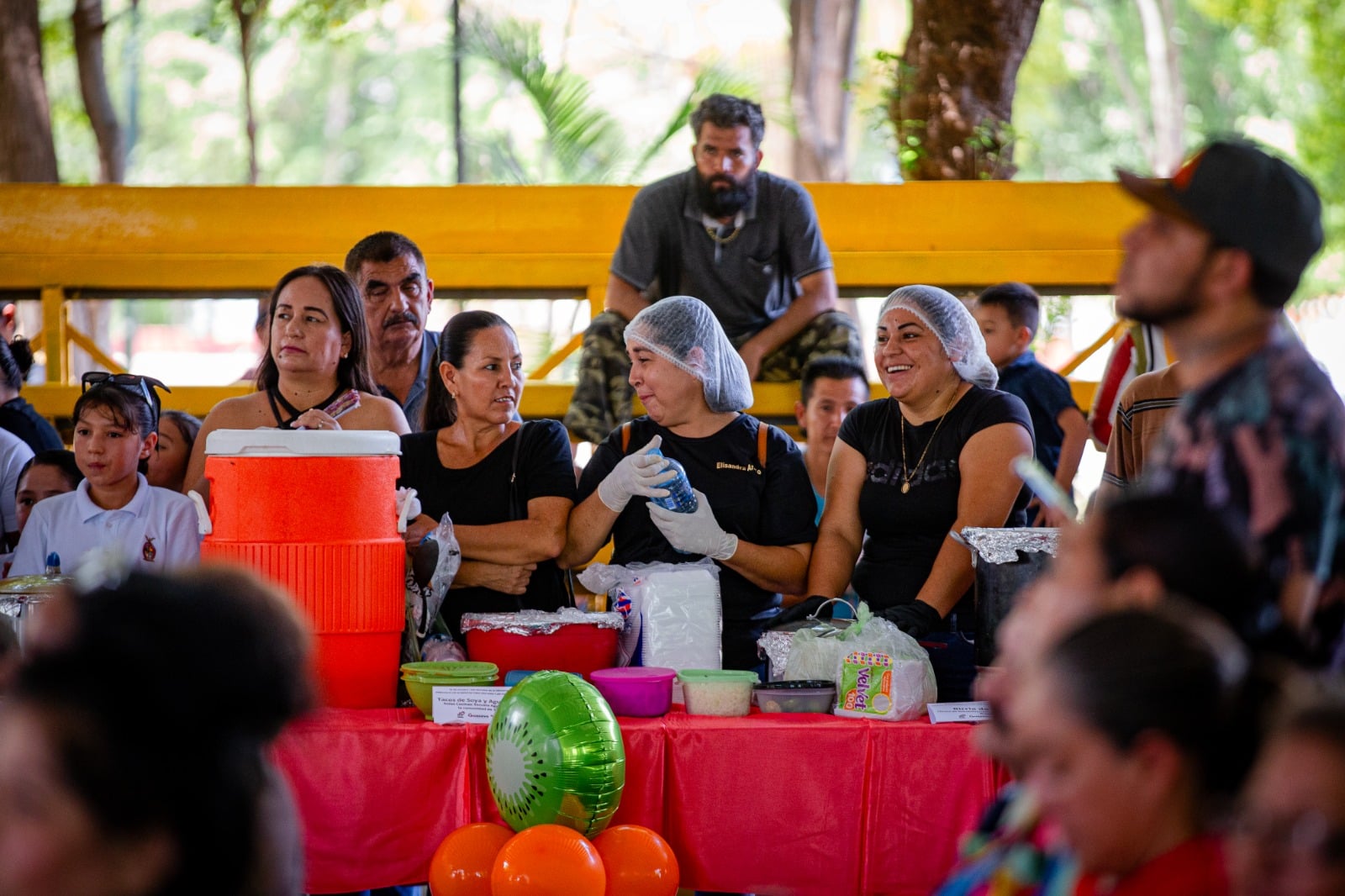 Muestra gastronómica en el parque Hernando de Villafañe, en Guasave