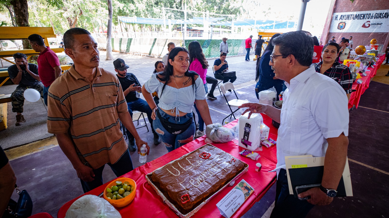 Muestra gastronómica en el parque Hernando de Villafañe, en Guasave