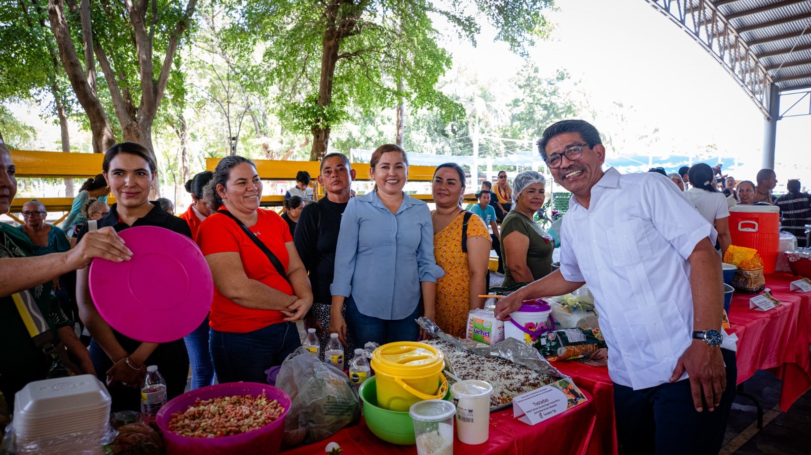 Muestra gastronómica en el parque Hernando de Villafañe, en Guasave