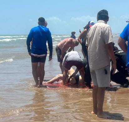 Mujer atacada por tiburón