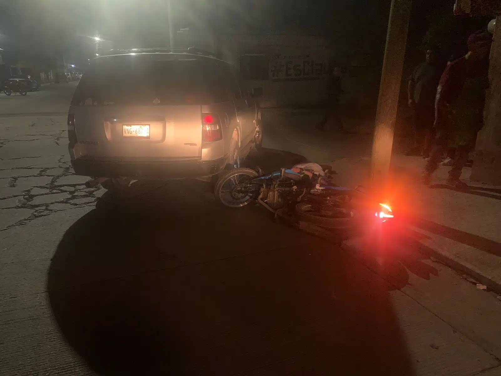 Mujer motociclista sufre choque contra una camioneta en escuinapa