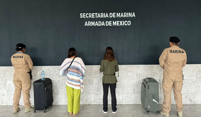 Mujeres detenidas en el aeropuerto