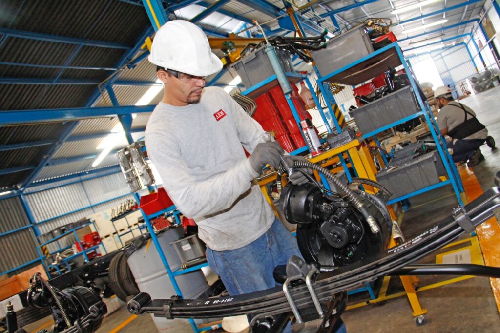 Hombre trabajando al interior de una industria