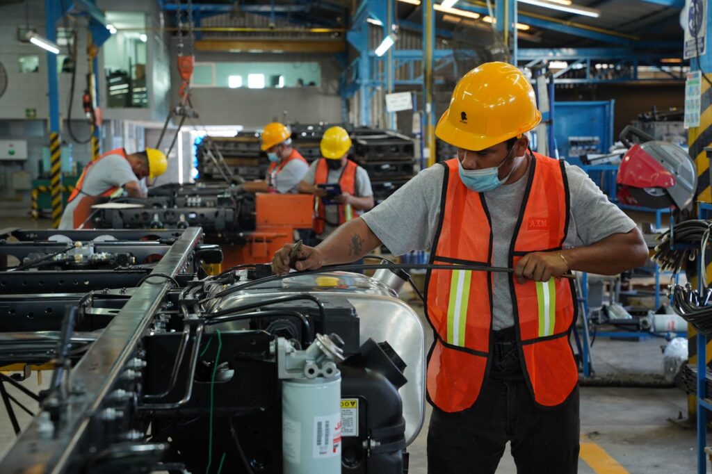 Hombre realizando actividades laborales