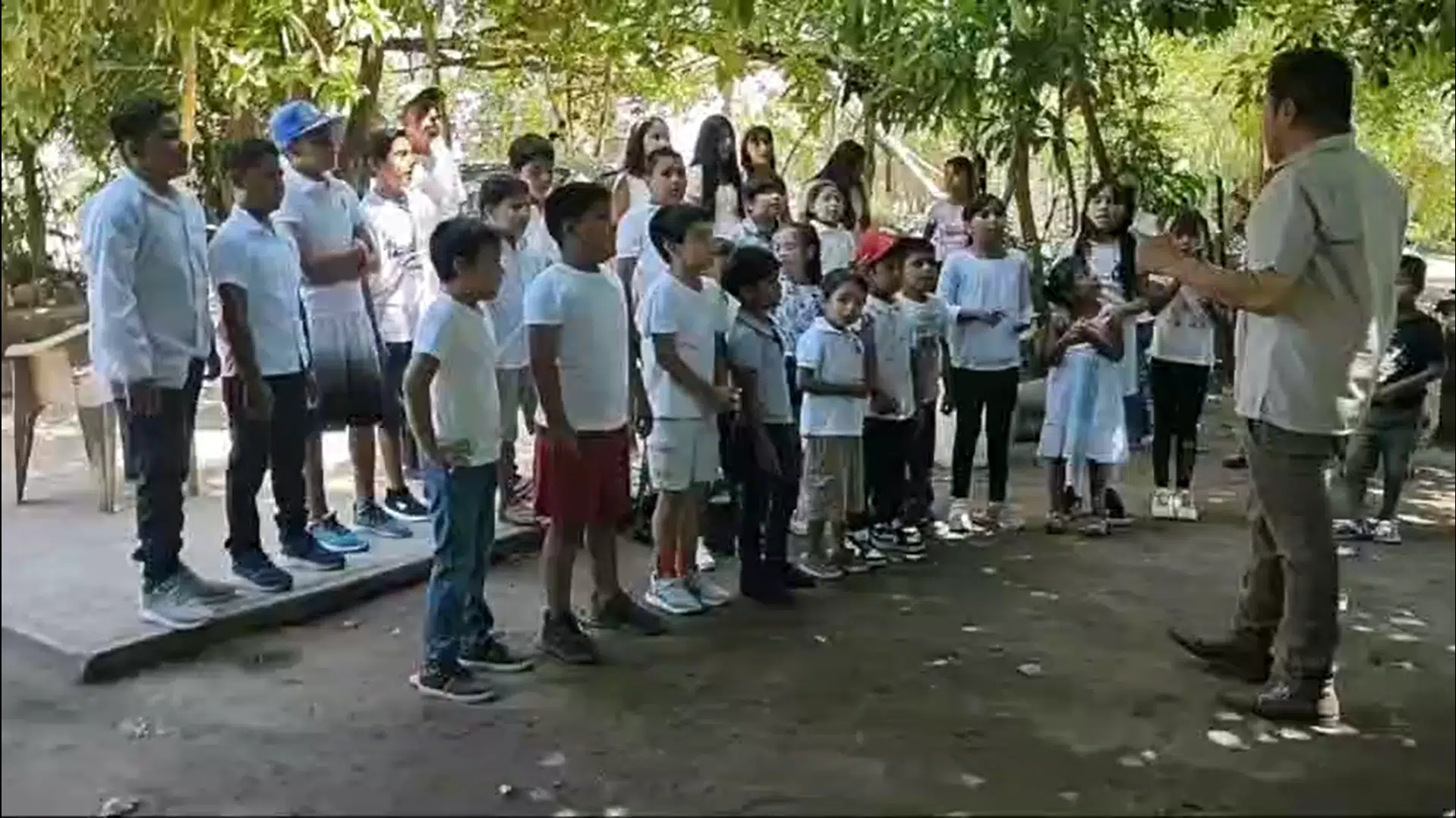 Ninos yoremes cantan el himno de la alegría en El Fuerte