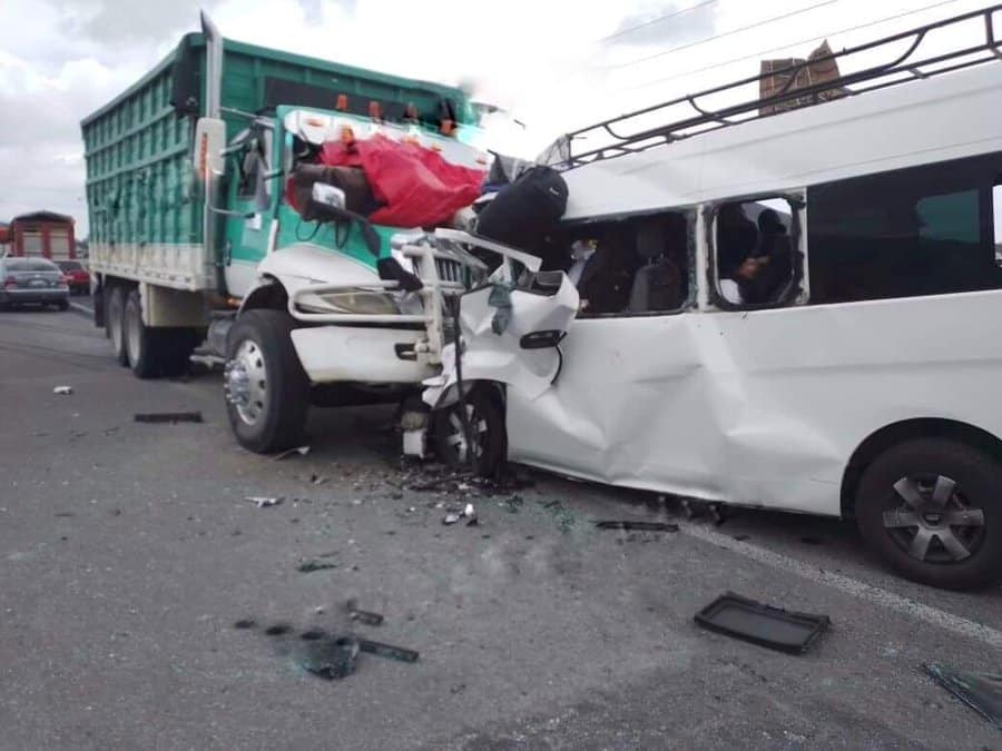 Nueve víctimas mortales tras accidente entre camión de carga una combi en Puebla