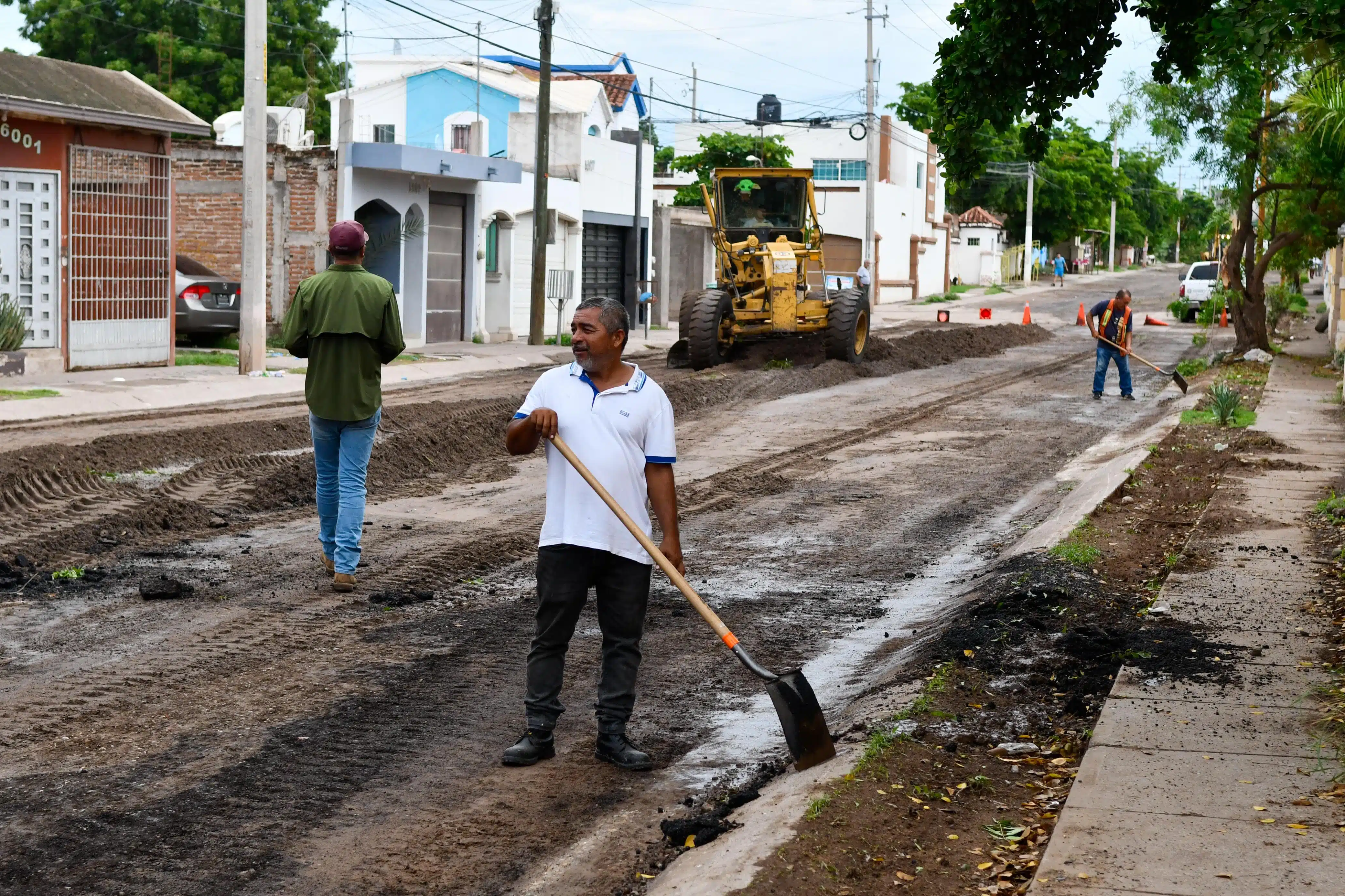 Personal de Obras y Servicios Públicos de Culiacán trabajando en la rehabilitación de vialidades