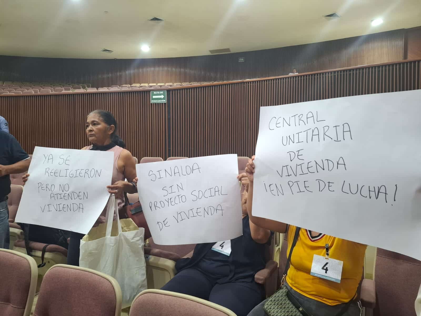 Manifestantes en el Congreso de Sinaloa