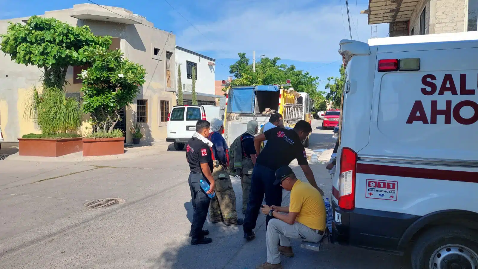 Paramédicos de Summa atienden a personas picadas por abejas en Los Mochis