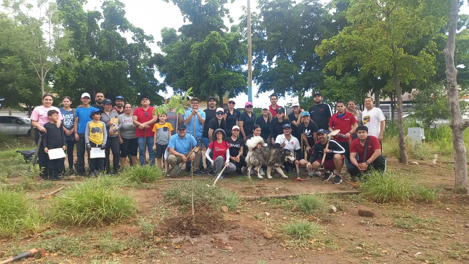 Voluntarios que participaron en la plantación de los árboles en los parques de Culiacán