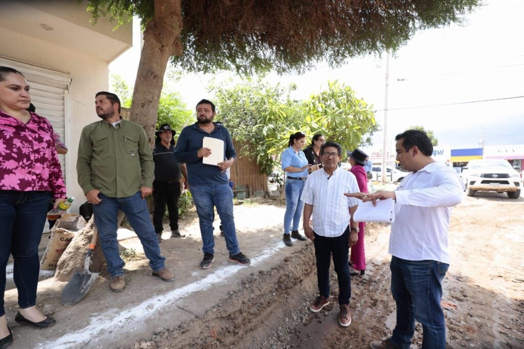 Alcalde Martín Ahumada Quintero durante su recorrido por las calles a pavimentar