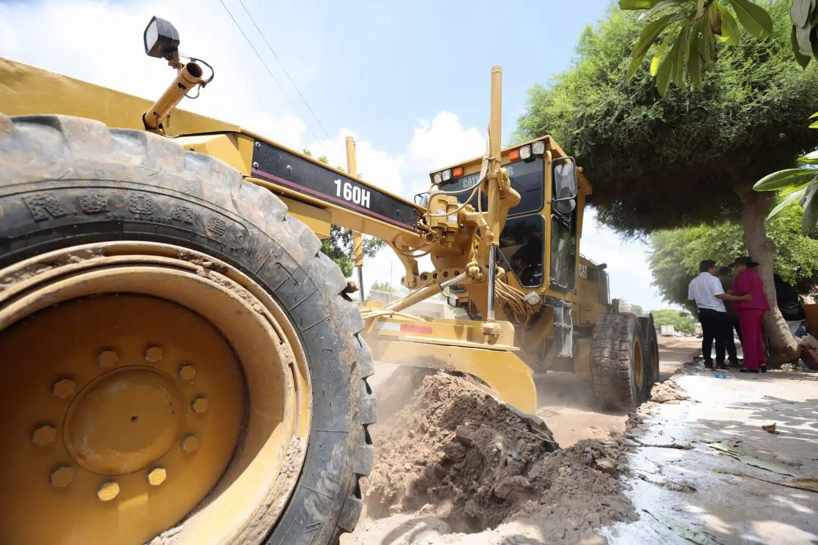 Maquinaria trabajando para la pavimentación de una calle