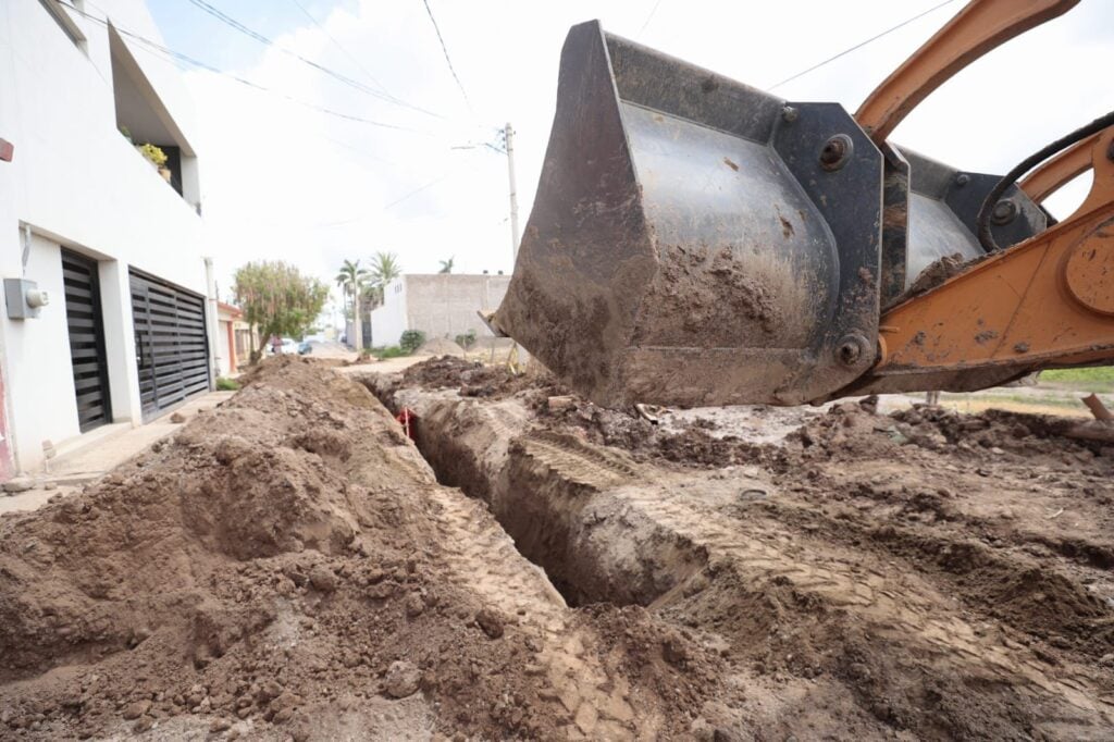 Maquinaria trabajando para la pavimentación de una calle