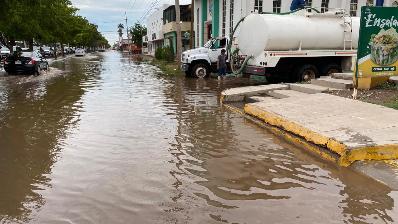 Personal de servicios públicos de Ahome retirando la basura que quedó en las calles después de la tormenta del lunes 19 de agosto. Imágenes. Servicios Públicos Ahome.