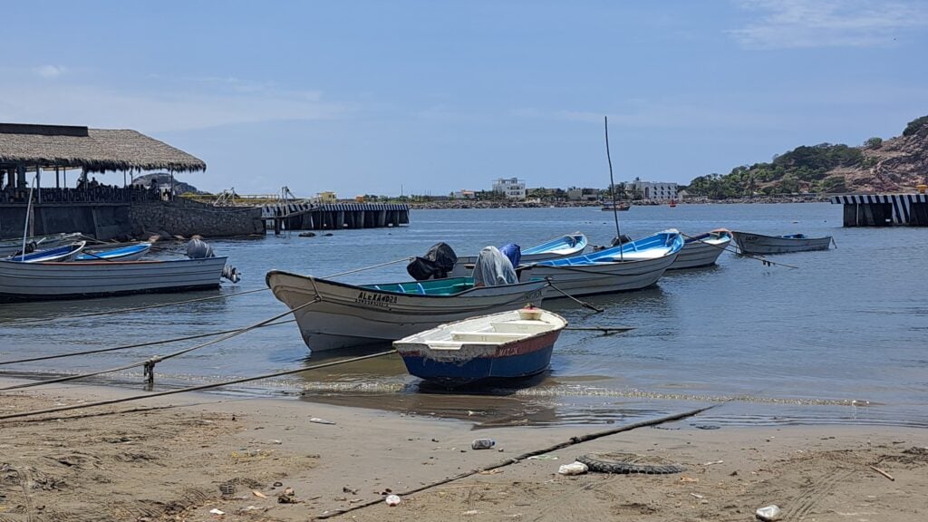 Pescadores en Mazatlán reportan baja captura por insuficiencia de captación de agua