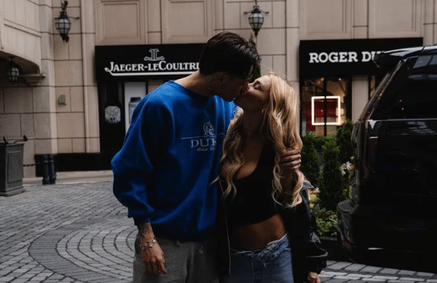 ¡Inmortalizan su amor! Peso Pluma y Hanna Howell presumen tatuajes de pareja
